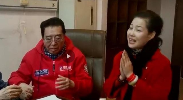 81岁李双江与小27岁娇妻同框,梦鸽在病房展歌喉,状态太好了