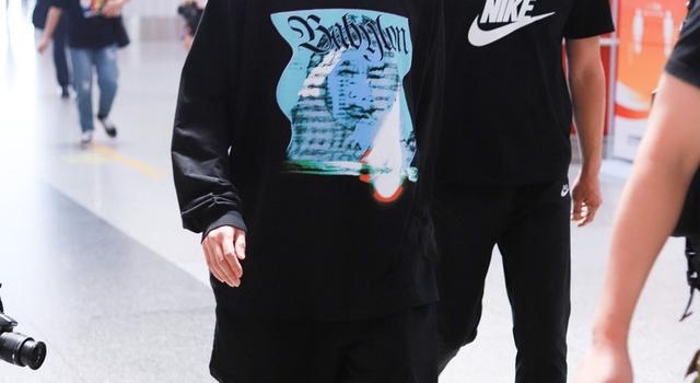 张一山竟剪起了蘑菇头,人看起来乖巧小很多,但这身搭配显热不少