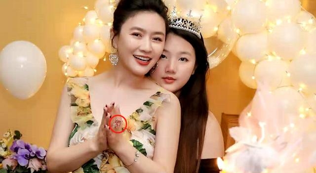 田海蓉为女儿豪办生日会,手戴鸽子蛋钻戒,网传富豪老公死在狱中