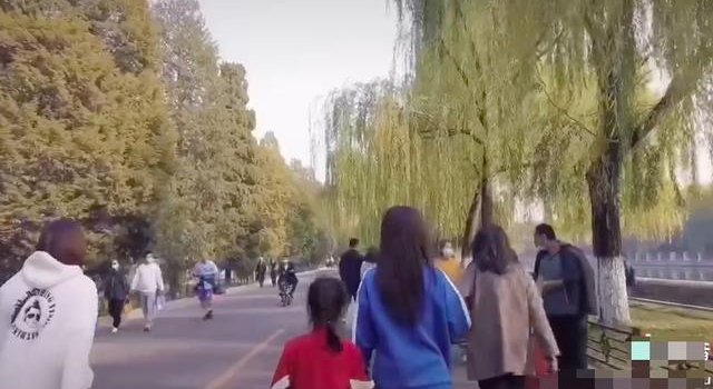 李小璐周末带女儿逛故宫,特请摄影师全程跟拍,被指过度消费甜馨
