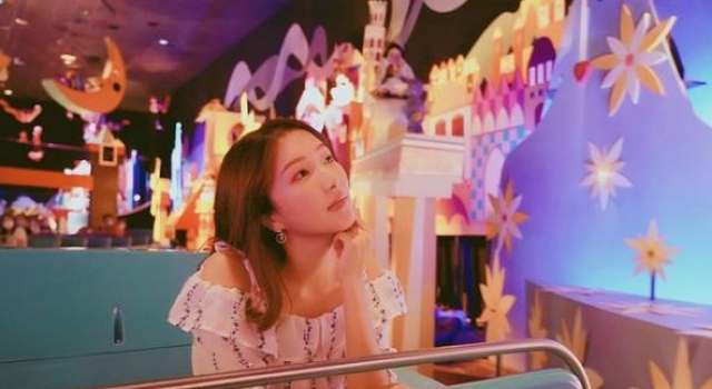 飞机场身材突出!港姐季军晒自拍,千亿男友李泽楷就爱这一款