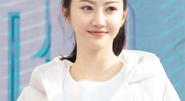 人间富贵花撞脸悲伤蛙?脸颊发肿眼袋重,景甜颜值下滑这么厉害?