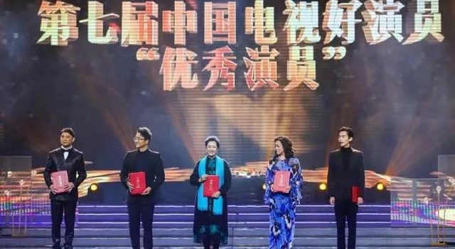 李易峰红得喜庆,张若昀瘦到“飞起”,江疏影美丽冻人暖宝宝御寒