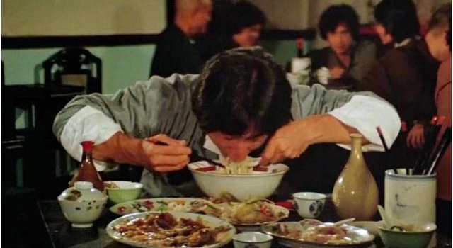 吃得越狠,演技越稳!《装台》张嘉益吃面,扯下多少演员的遮羞布