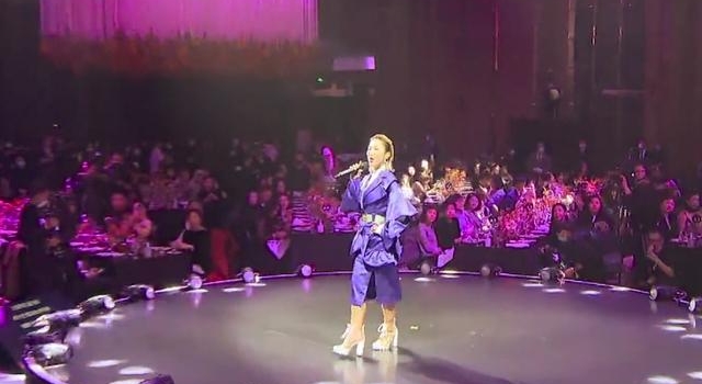 李玟演唱现场太尴尬,邀女星互动却无人回应,主动贴脸疑遭冷落?