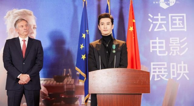共同优秀!黄晓明造型清爽被授勋,baby气质优雅真女神