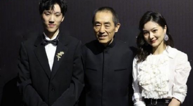 张艺谋带老婆孩子走红毯,娇妻拎万元包低调显奢华,自己却很简朴