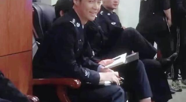 张艺兴《扫黑风暴》路透 穿警服梳大背头正气满满