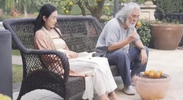 老夫少妻很甜蜜!张纪中为娇妻剥橘子,杜星霖端茶给他
