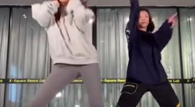 央视主持朱迅台下反差大,穿打底裤跳热舞,身材丝毫不输同框美女