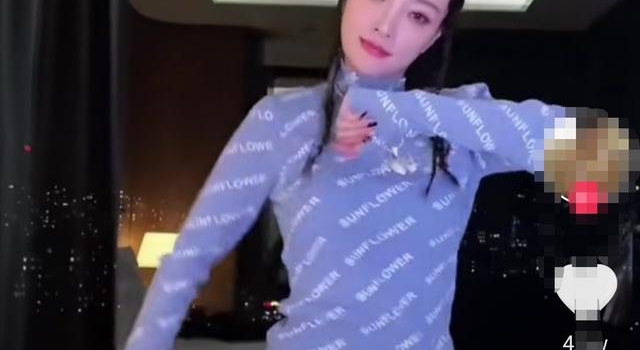 39岁李小璐梳脏辫火辣热舞,蟒纹丝袜太惹眼,却被嘲又土又俗?