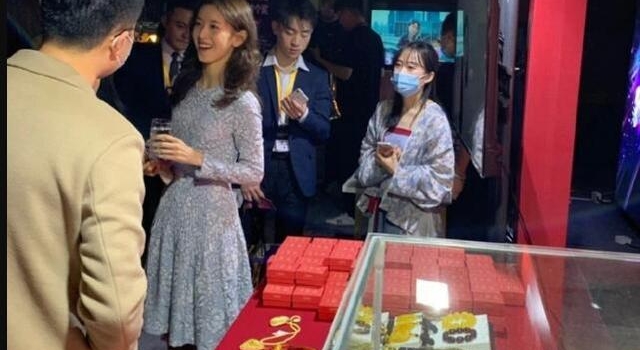 章泽天路拍照甜美文静,宅家撸铁变女汉子,可柔可刚令刘东强着迷