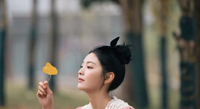 是草莓味的!章若楠穿蝴蝶结粉裙 浅笑迷人甜度超标