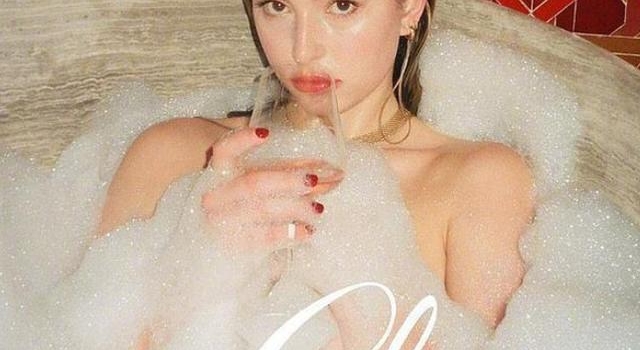 苹果创始人乔布斯女儿拍浴缸大片当模特?网友:可惜了斯坦福学历