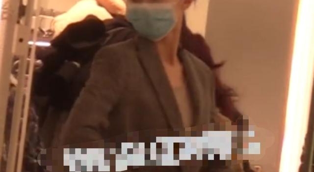 苗苗产后与母亲逛街似少女,当众脱衣试衣服,内衣照被偷拍惹争议