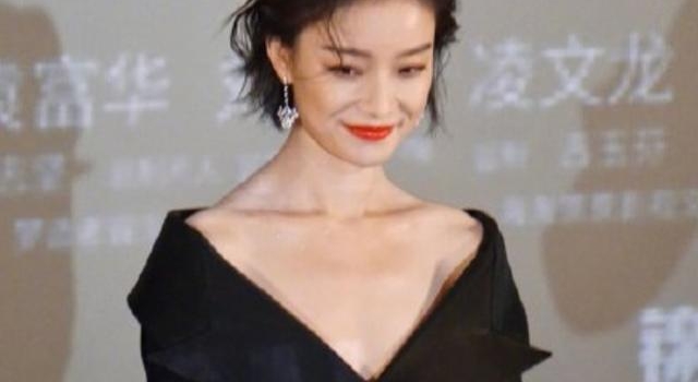 倪妮穿深V炫出锁骨,领口太大生怕肩膀挂不住,深色颈纹过于明显
