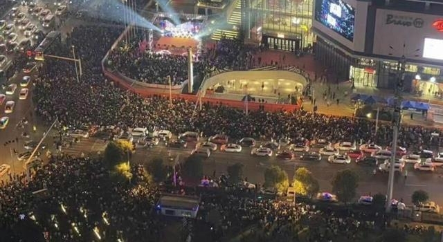 歌手商演致交通瘫痪,主办方不该“预计不足”