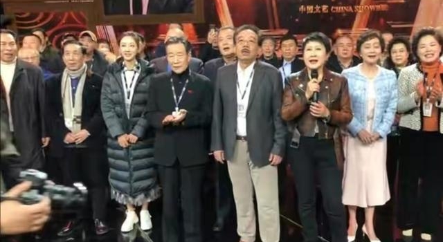 电视剧《渴望》剧组30年后罕见再聚首!网友感叹:爷青回