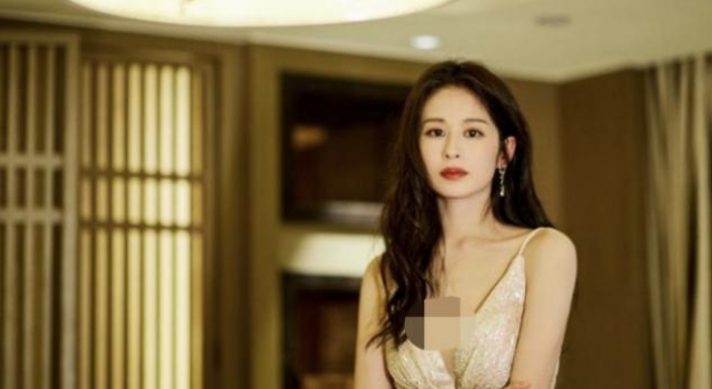 颖儿穿深V吊带裙大秀事业线,因坐姿不慎险走光,曾自曝痛失一子