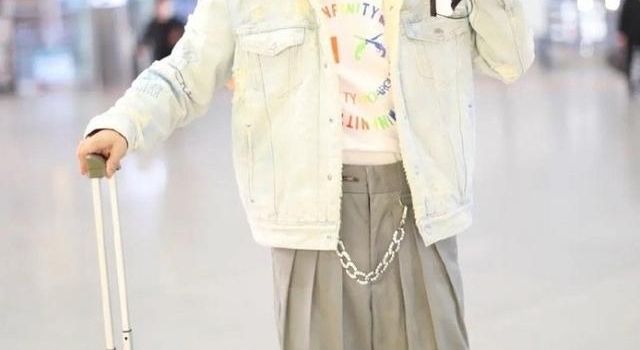 黄晓明瘦身后现身机场,脸庞清秀堪称逆生长,潮范穿搭不输小鲜肉