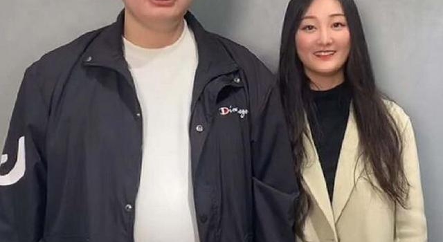 大衣哥儿媳下地干活,戴大钻戒打扮精致,一捆葱苗扒半天被疑作秀