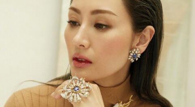 50岁李嘉欣近照曝光,浓妆遮不住皱纹,造型网红仙气全无