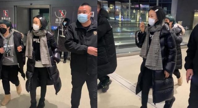 那英素颜现身机场,53岁短发戴可爱发卡,被嘲身材矮小乡土味浓
