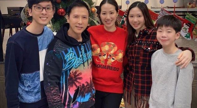 57岁巨星甄子丹晒全家福,25岁长子与继母同框,力破不和传闻