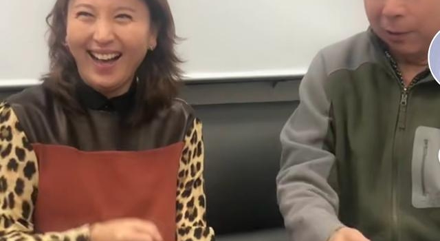 冯巩闫学晶私下聚会,女方手机上万暴露财大气粗?疑要一起上春晚