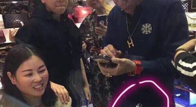 相声大师侯耀华现身保健店,在室内吞云吐雾,还被店员吐槽有脚气