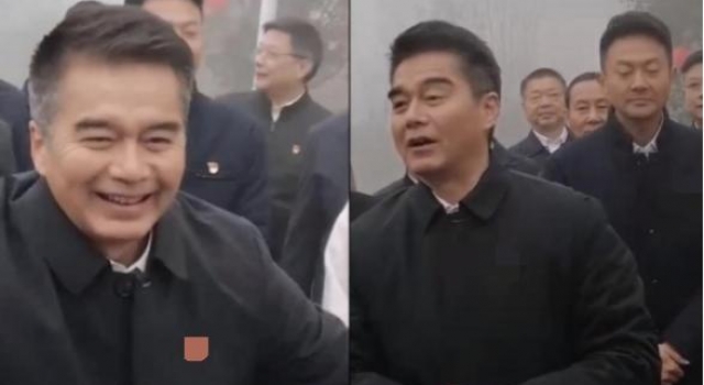 56岁许亚军被偶遇,头发花白眼角皱纹明显,比四婚娇妻苍老太多