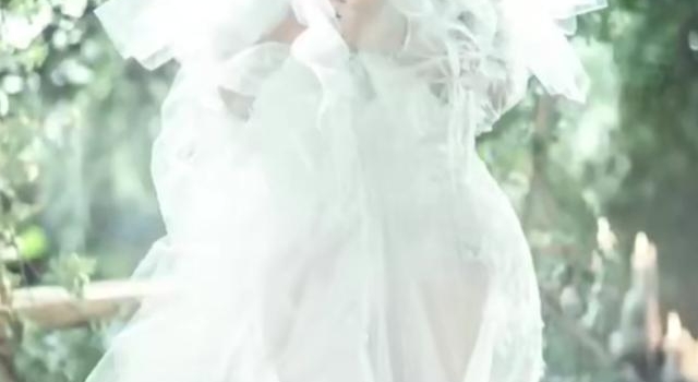 小魔仙孙侨潞遗照曝光!身着婚纱宛若仙子,因爱喝酒去世后遭网暴