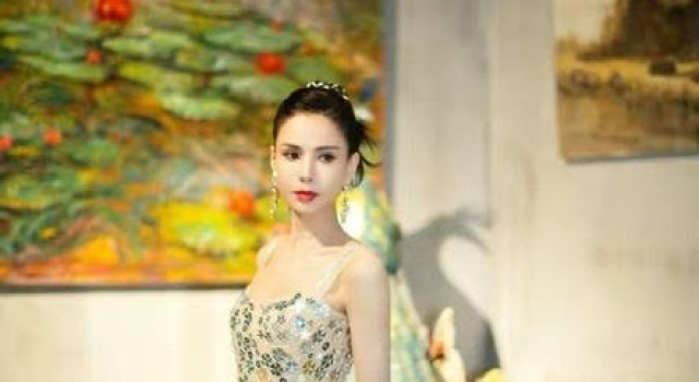 李若彤真是不服老,大冬天室外穿吊带,54岁身材太惹眼
