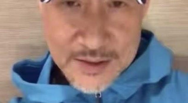 59岁张学友罕露面,胡子花白面容苍老,歌神也老了