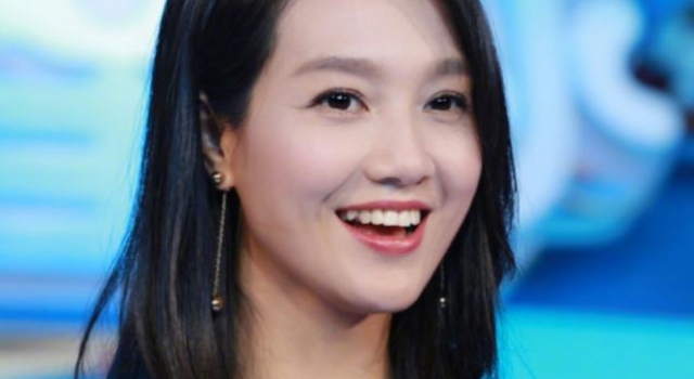 朱丹生二胎后首露面!短发红唇颜值回春,瘦回V脸自曝二胎剖腹产