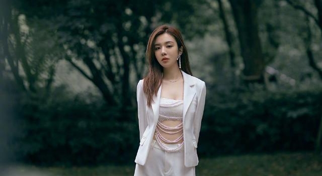 王晓晨身材太惊艳了,穿西装大胆内搭抹胸,也不如长腿抢镜头