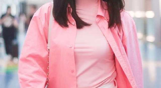 江疏影死亡芭比粉机场“走秀”,网友:你还是靠腿吸睛吧