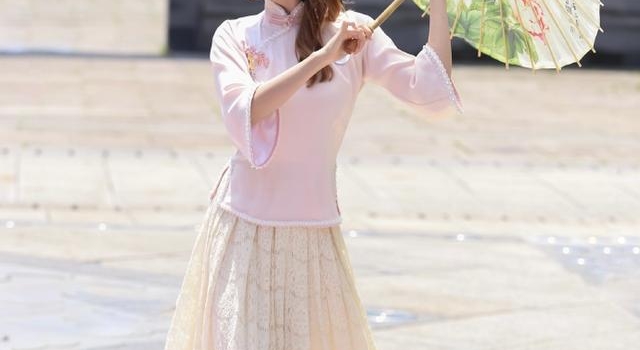 不得不服张雨绮!丰满身材偏穿蕾丝半裙上“快本”,让人眼前一亮