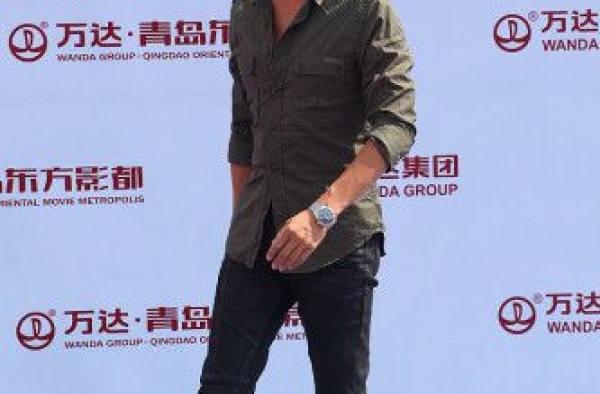万达东方影都红毯之星光搭配红黑榜