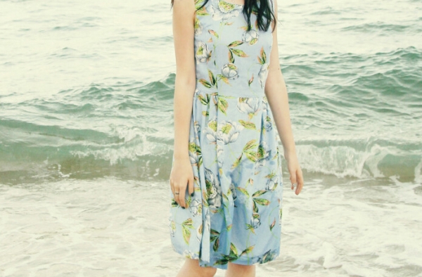 蒋梦婕沙滩戏水照曝光 笑容甜美心情靓