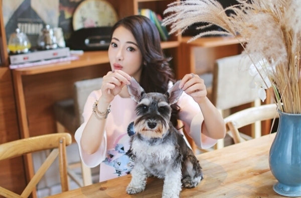 陈紫函携爱犬拍写真 治愈笑容场面温馨