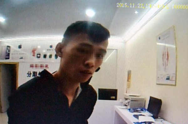 吸毒男子当街乱摸年轻妈妈 女子求助路人竟无人搭理
