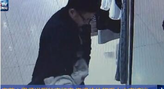贼胆大!男子偷4万8貂皮大衣塞裤裆 全程被监控拍下