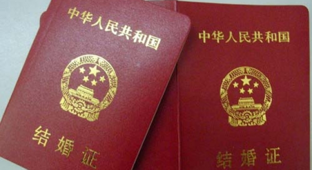 郑州一男子上午与发妻离婚 下午立马带新欢领结婚证