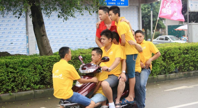 《印象》第228期:一辆电动车坐8人!超载乱象触目惊心