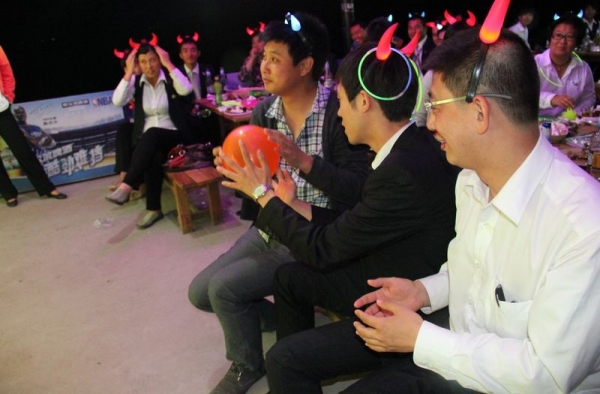 适合玩耍的晚会游戏大全：让晚会的气氛更加活跃！