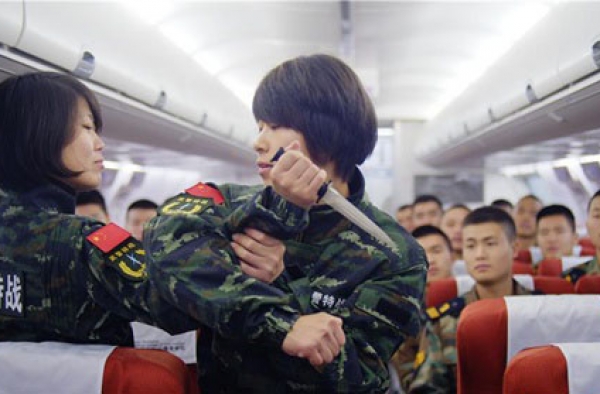 女特警退伍当教师 一招拿下“准空保”