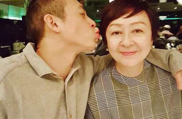 陈冠希亲吻妈妈像小孩 圣诞在家里陪家人大餐