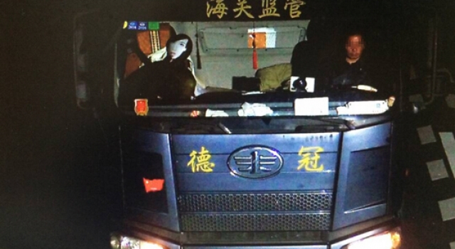 货车司机在副驾绑充气娃娃"值班" 以防休息时怕被偷油