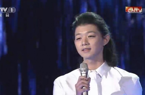 霍尊春晚献唱引网友质疑 新人霍尊凭什么上春晚?